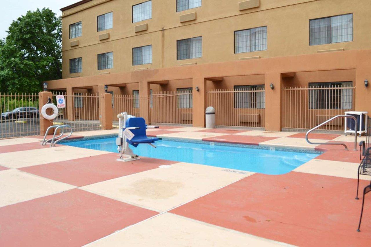 Ramada By Wyndham Santa Fe Hotel Exterior photo