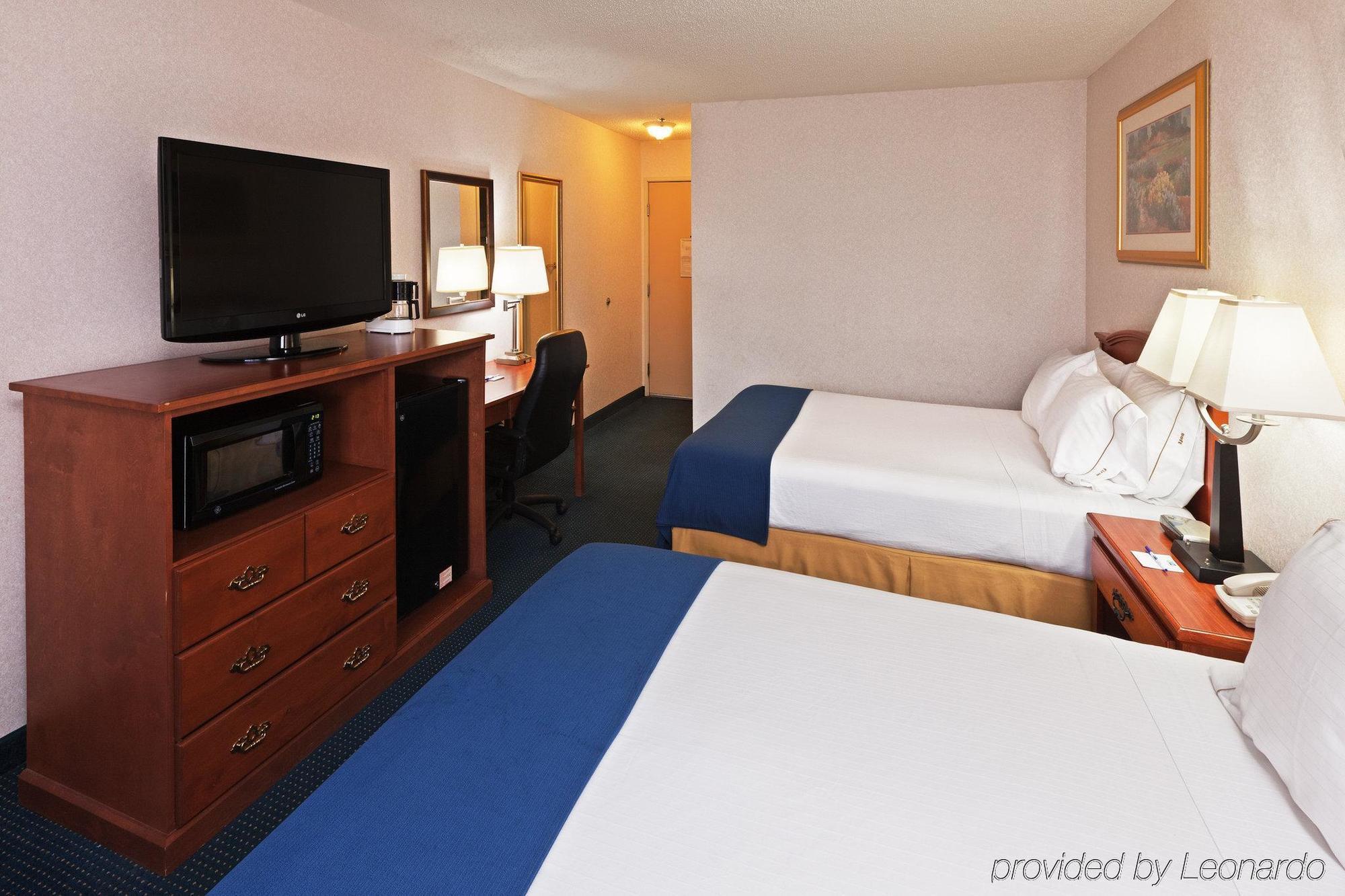 Ramada By Wyndham Santa Fe Hotel Room photo